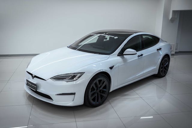 Tesla Model S - White - 21-21