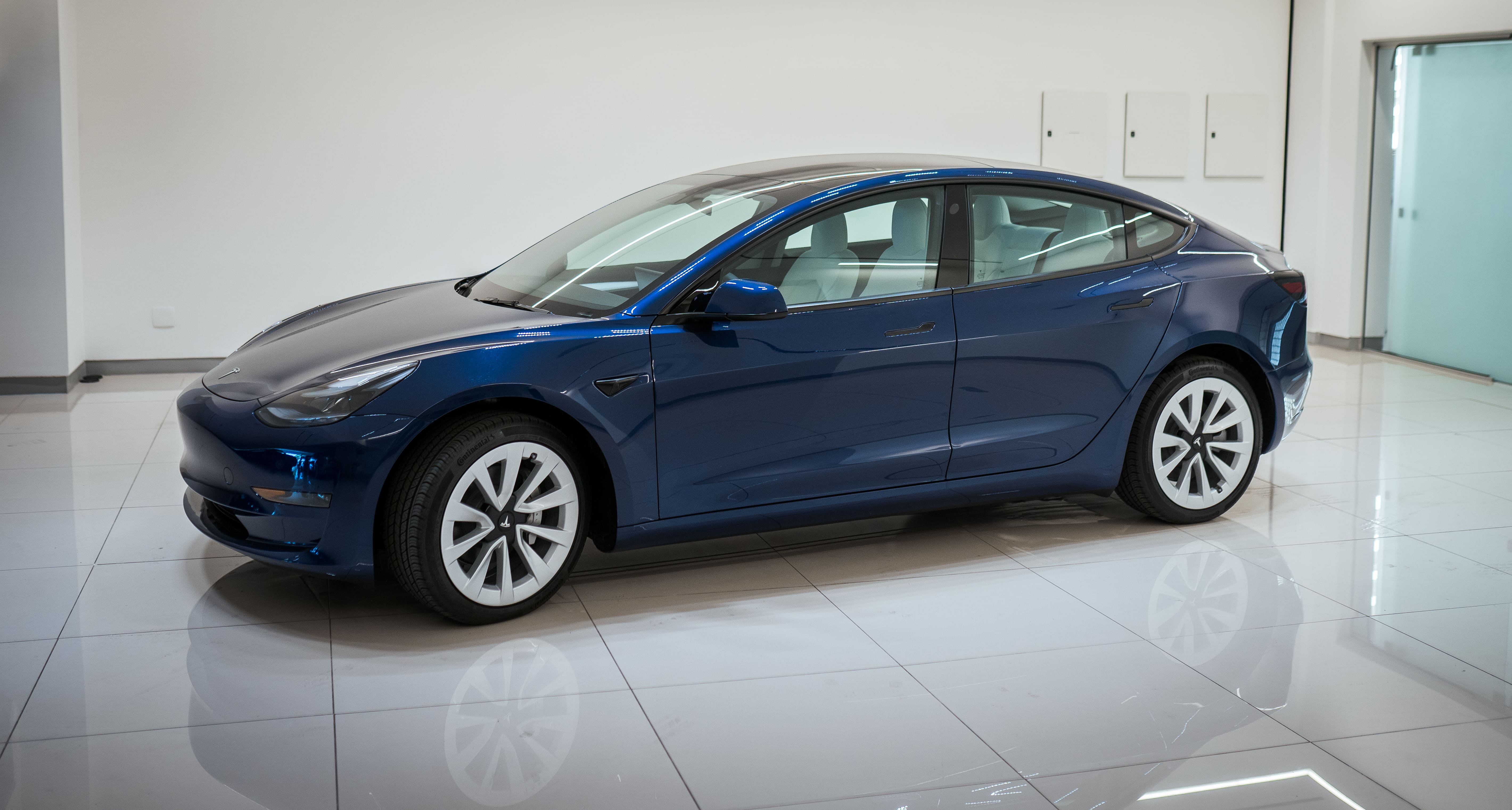 Tesla Model 3 - 22-23